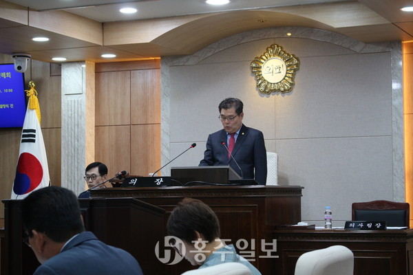 개회식을 진행중인 김헌수 의장.