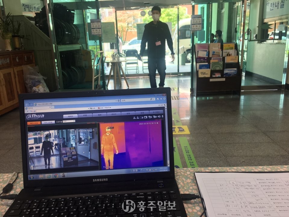 충남장애인복지관협회에 들어오기 전 열화상카메라를 통해 체온을 재는 모습이다.