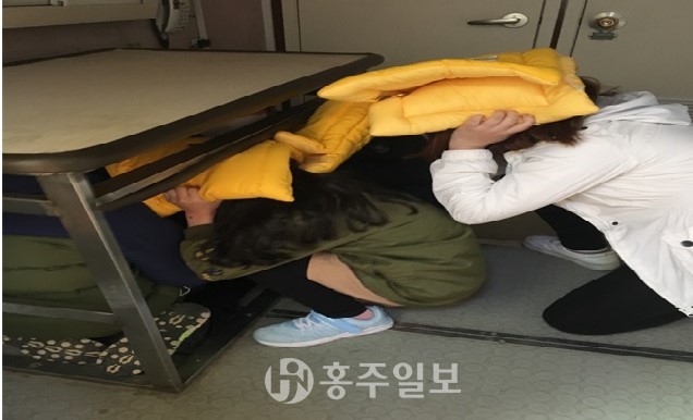 이동형 119안전체험차량에서 할 수 있는 안전체험 프로그램 중 하나인 탈출체험.