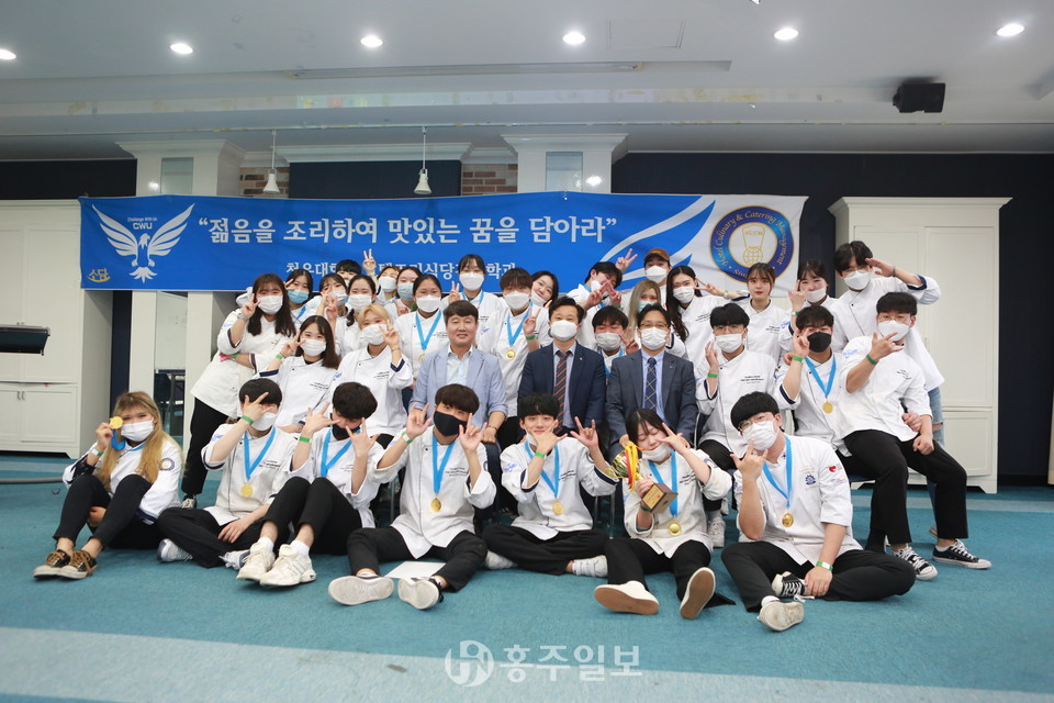 2020 대한민국 국제요리&제과 경연대회에서 수상한 청운대학교 호텔조리학과 학생들.