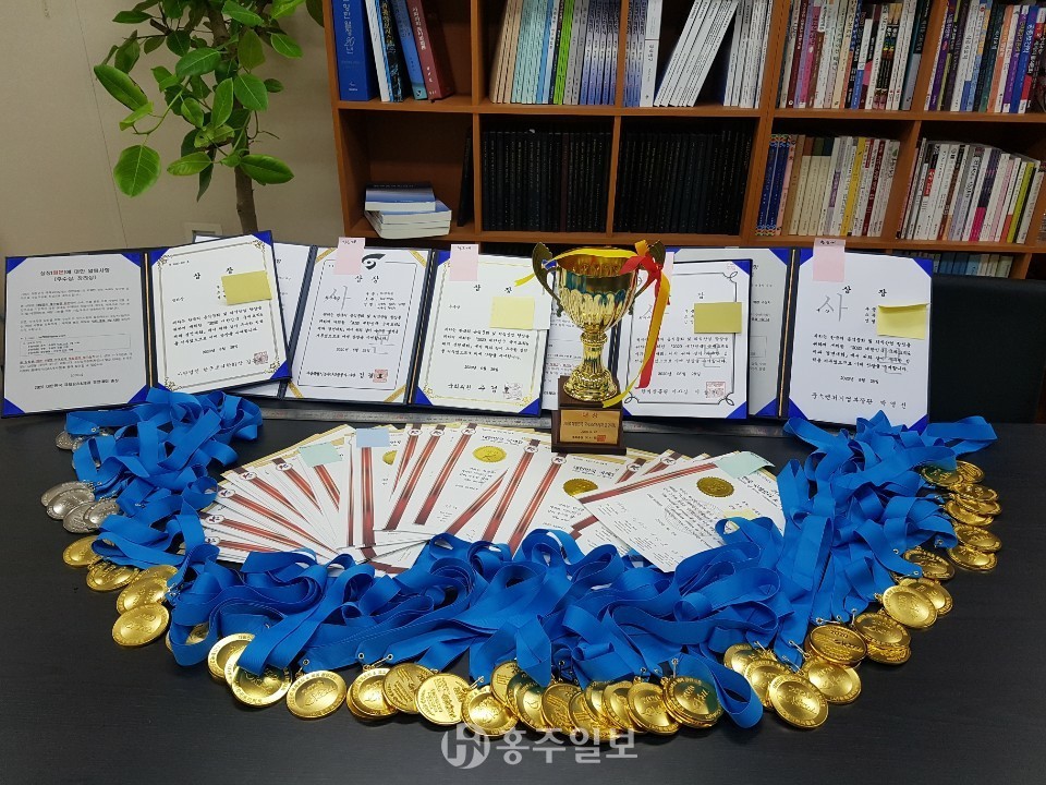 호텔조리학과 학생들이 받은 상장과 메달.