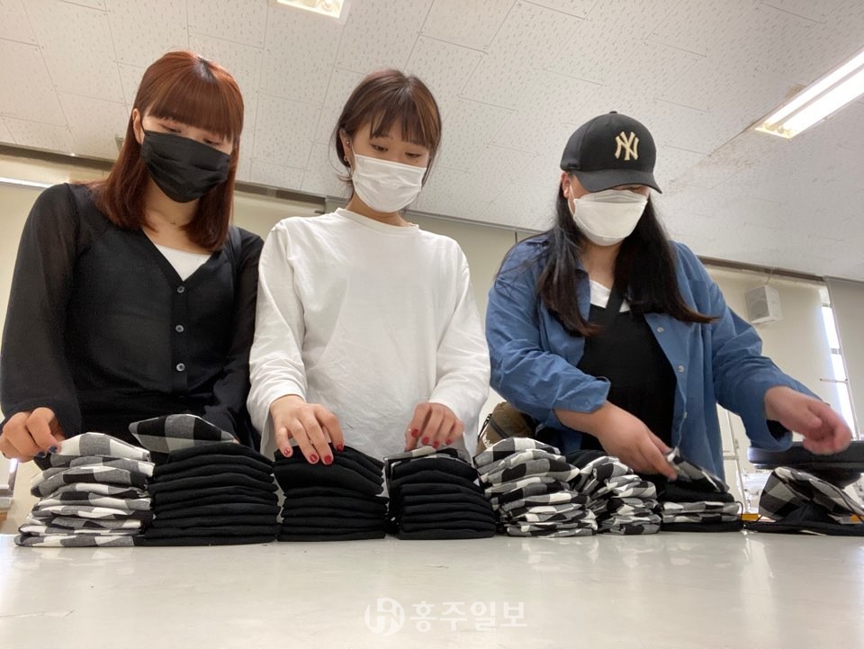 청운대학교 패션디자인전공 학생들이 봉사활동을 통해 증정할 마스크를 제작하고 있다.