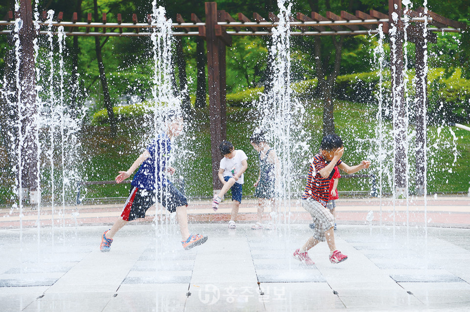 지난해 도시공원 내 바닥분수에서 물놀이를 즐기는 어린아이들.