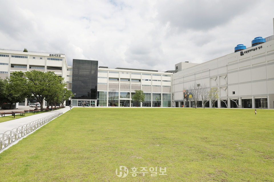 청주의 옛 연초제조창 건물을 리모델링, 국립현대미술관과 문화제조창 등 문화예술 공간으로 재탄생시켜 시민예술촌으로 각광받고 있다.