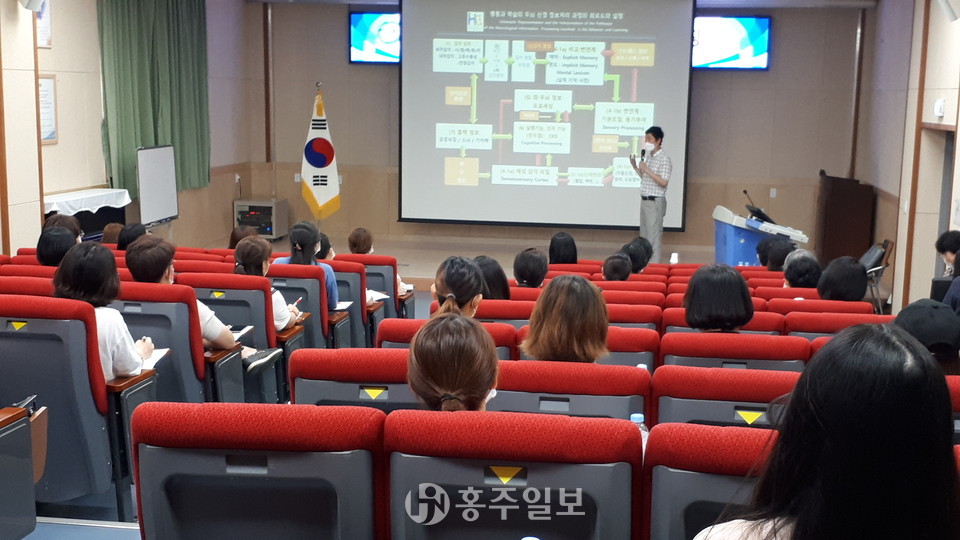 예산교육지원청 시청각실에서 진행된 ‘2020 행복 학부모 독서&진로 연수’