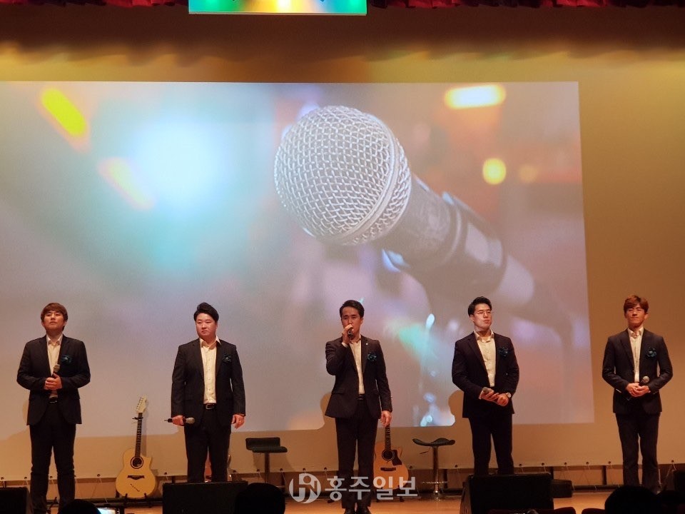 테너 이승용, 원유대, 이윤석과 바리톤 김현범, 유승화로 구성된 아르티스 중창단.