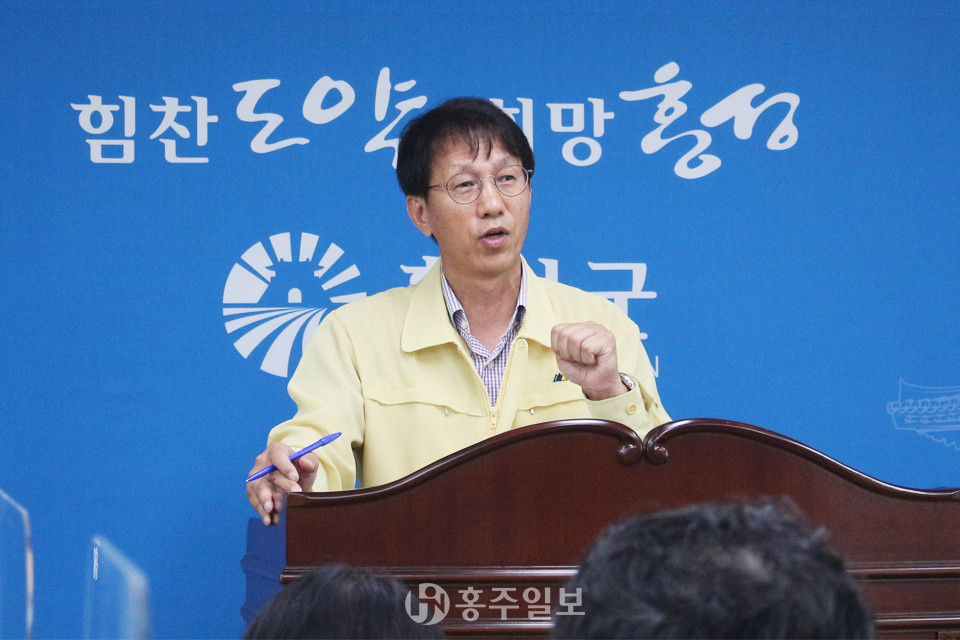 지역업체 보호와 경쟁력 강화를 위한 행정·재정적 지원 계획에 대해 설명하는 김경환 회계과장.