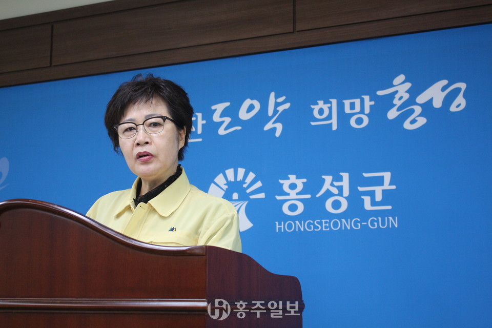 언론을 통해 군민과의 소통을 강화하겠다는 의사를 밝히는 강애란 민원지적과장.