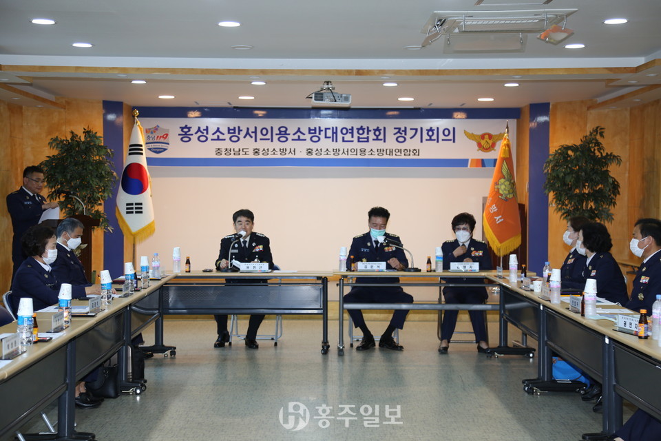 홍성소방서 대회의실에서 홍성소방서 의용소방대연합회 8월 정기회의가 진행되고 있다.