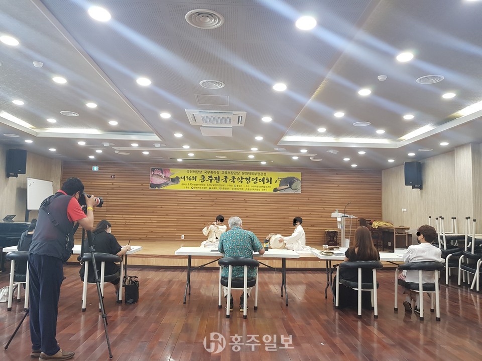 코로나19 장기화로 인해 무관중으로 개최된 홍주전국국악경연대회가 진행되고 있다.