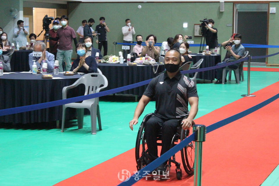 역도 신용훈 선수가 입장하고 있다.
