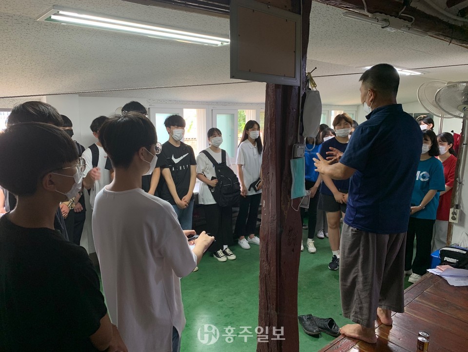 ‘철이삼촌’ 이철이 청로회 회장의 봉사에 대한 이야기를 듣고 있는 청로회 회원 학생들.