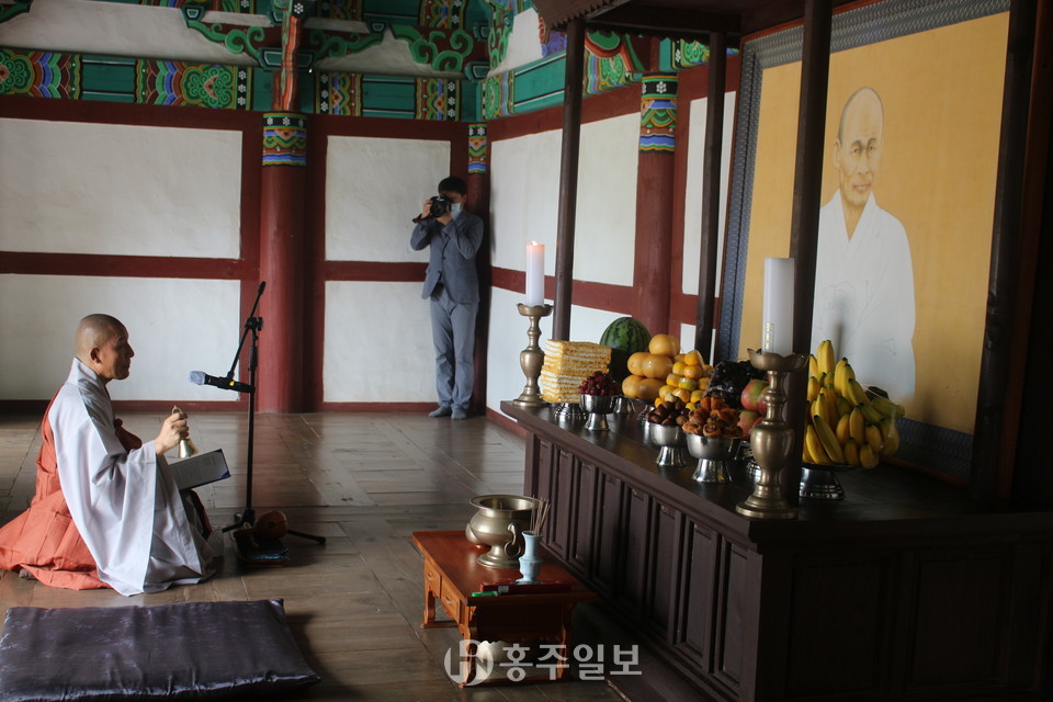 수덕사 주경스님의 축원과 함께 만해 한용운 선생의 초상화 앞에서 헌향헌다를 진행했다.