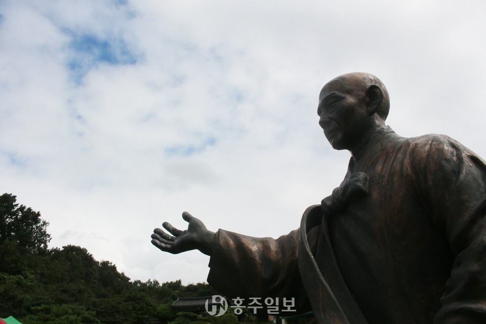 만해 한용운 선생 생가지에 있는 한용운 선생의 동상.