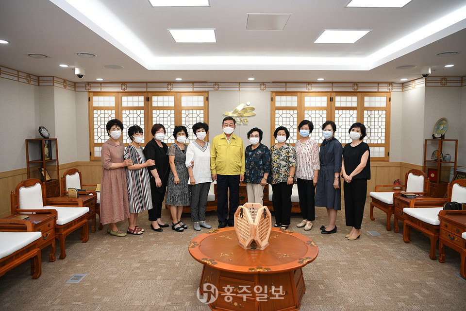 군청 상황실에서 진행된 양성평등 기여자 7명에 대한 군수표창 수여 기념촬영.