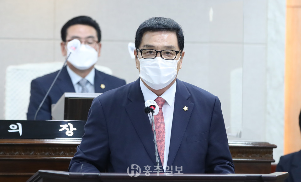 마을회관과 경로당이 합리적으로 운영되길 기대한다고 발언하는 이선균 의원.