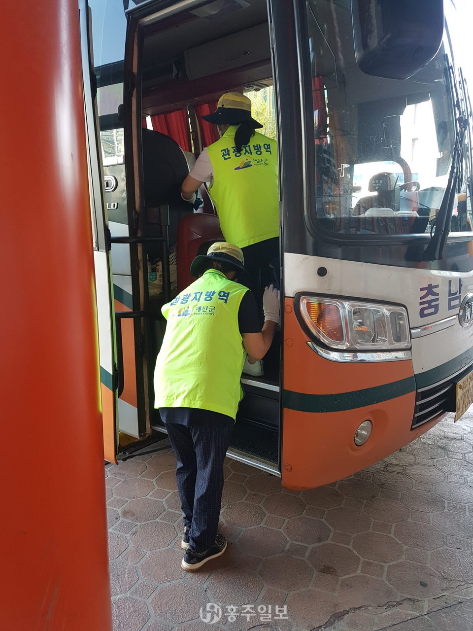 예산군에서 관내 다중이용시설 중 하나인 고속버스의 방역소독을 진행하고 있다.