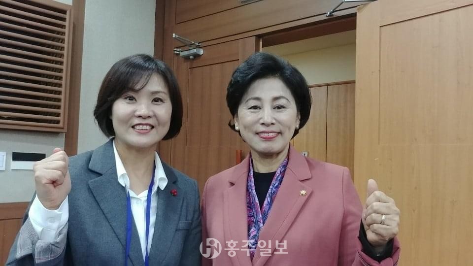 6일 본인의 페이스북에 ‘우먼 서포팅 우먼’ 챌린지 게시글을 올린 최선경 더불어민주당 충남도당 여성위원장.