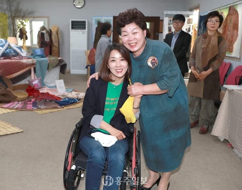 7일 본인의 페이스북에 ‘우먼 서포팅 우먼’ 챌린지 게시글을 올린 김기철 홍성군의회 의원.