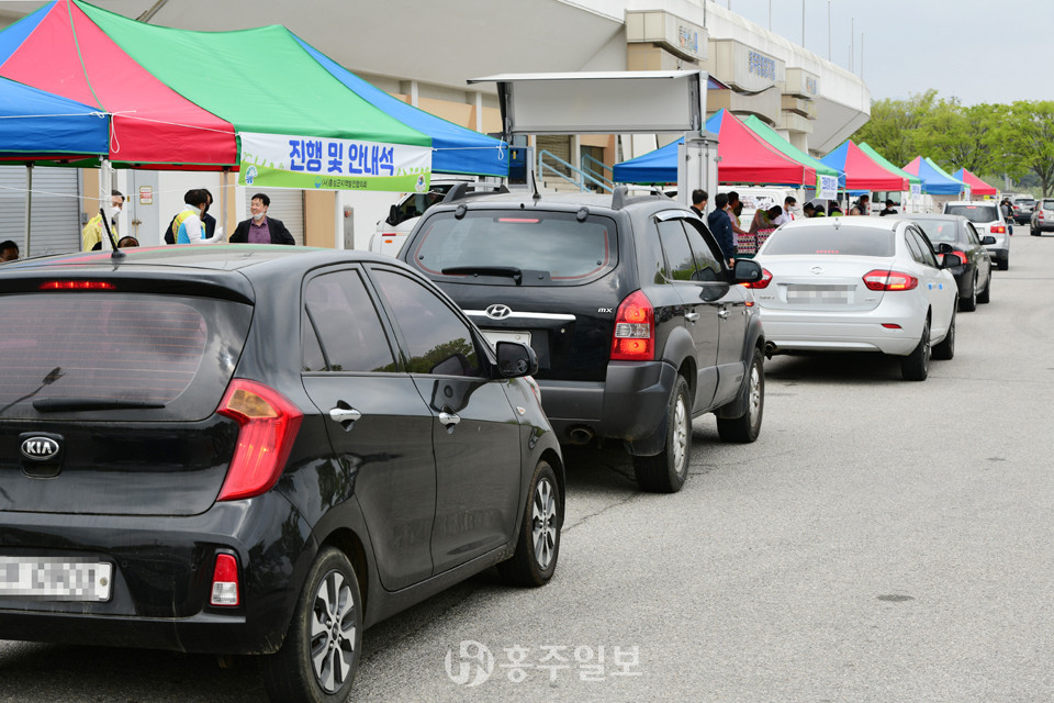 지난 5월 개최된 드라이브 스루 판매 현장이다.
