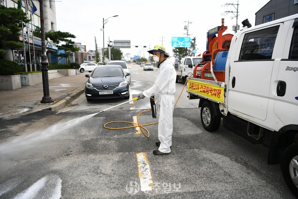 코로나19 대응 긴급방역이 진행중이다.