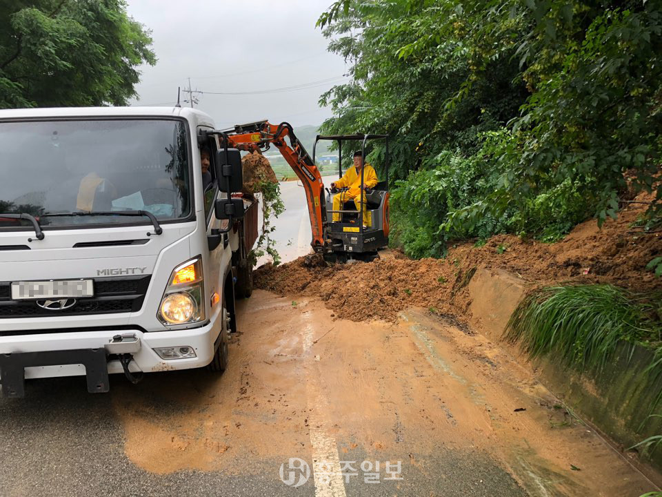 은하면 목현리에서 포크레인을 통해 토사를 치우고 있다.