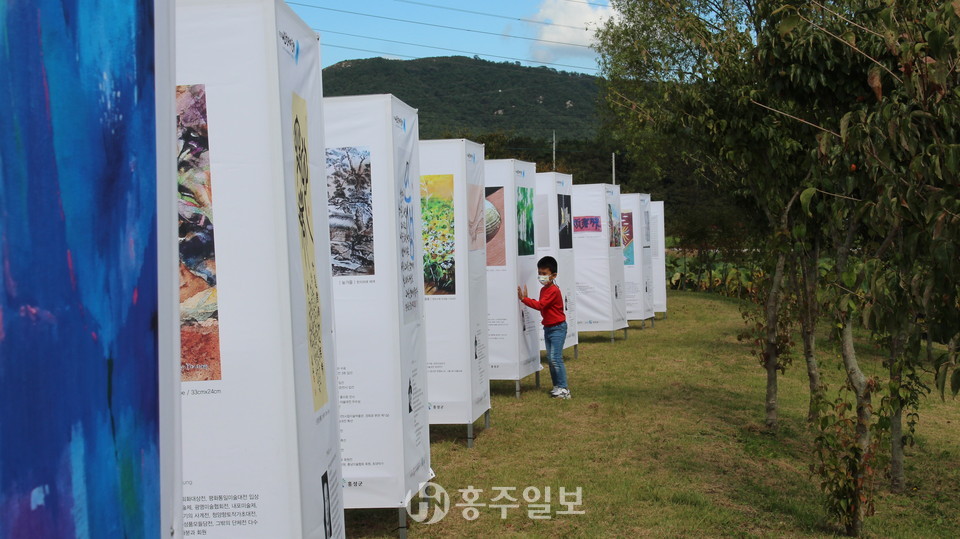 고암 이응노기념관 잔디광장에서 열린 제18회 내포현대미술제, 한 어린이가 잔디광장을 돌아다니며 작품을 구경하고 있다.