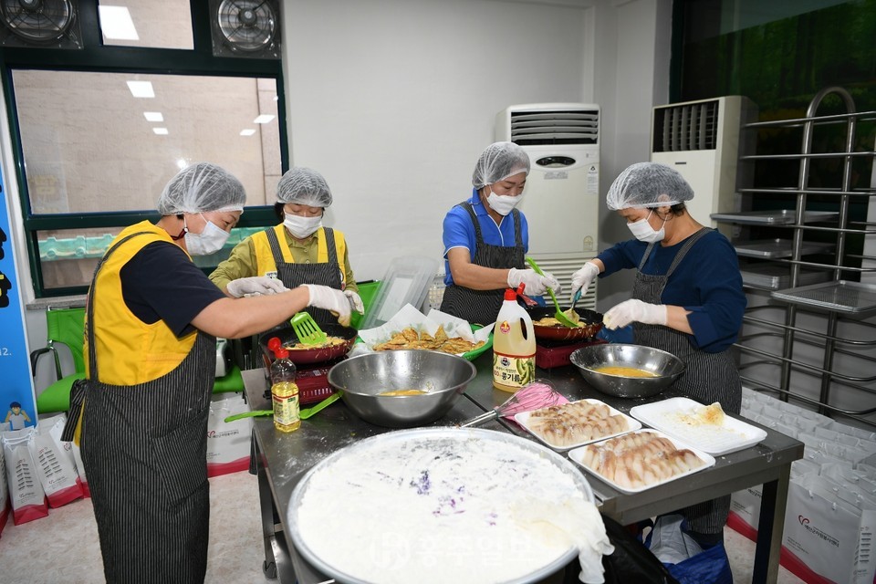 장수기원의 메시지를 담아 전달될 추석명절 음식을 준비하고 있다.