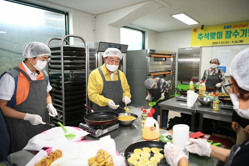 이날 황선봉 예산군수도 장수기원 응원키트 제작에 동참했다.
