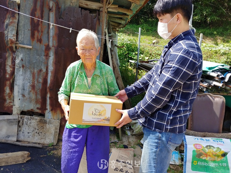 '추석맞이 사랑의 선물세트'를 전달하는 모습.