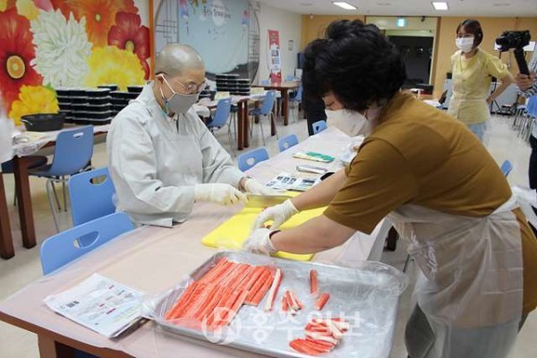 명절음식인 산적꼬지를 만들고 있는 홍성군노인종합복지관장 육통스님.