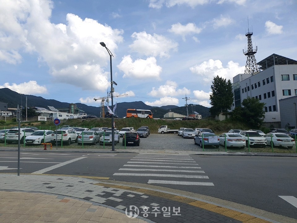 주차난 해소를 위해 개방된 예산군선관위 부지 무료주차장.