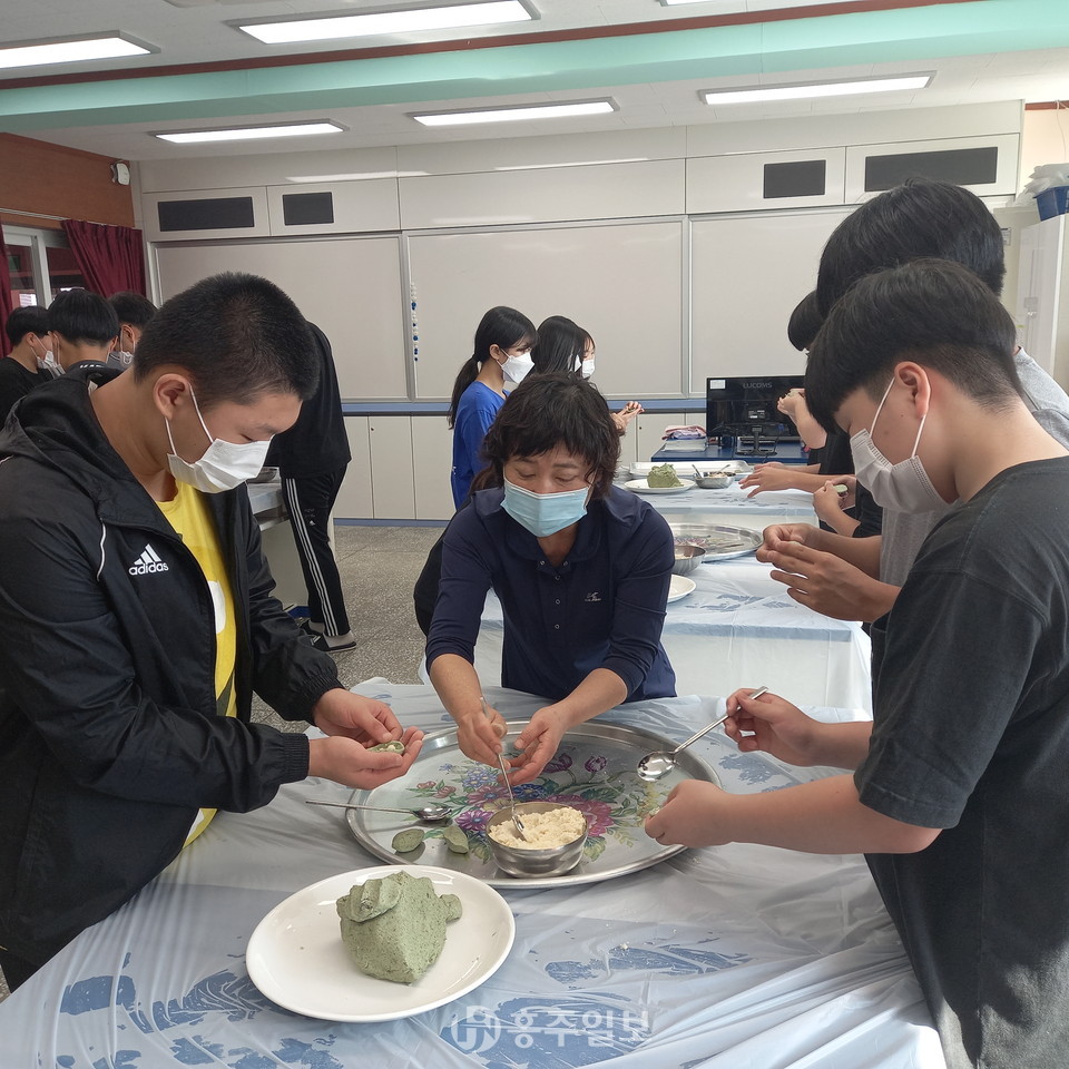 갈산중학교 학생들이 송편을 만들고 있다.