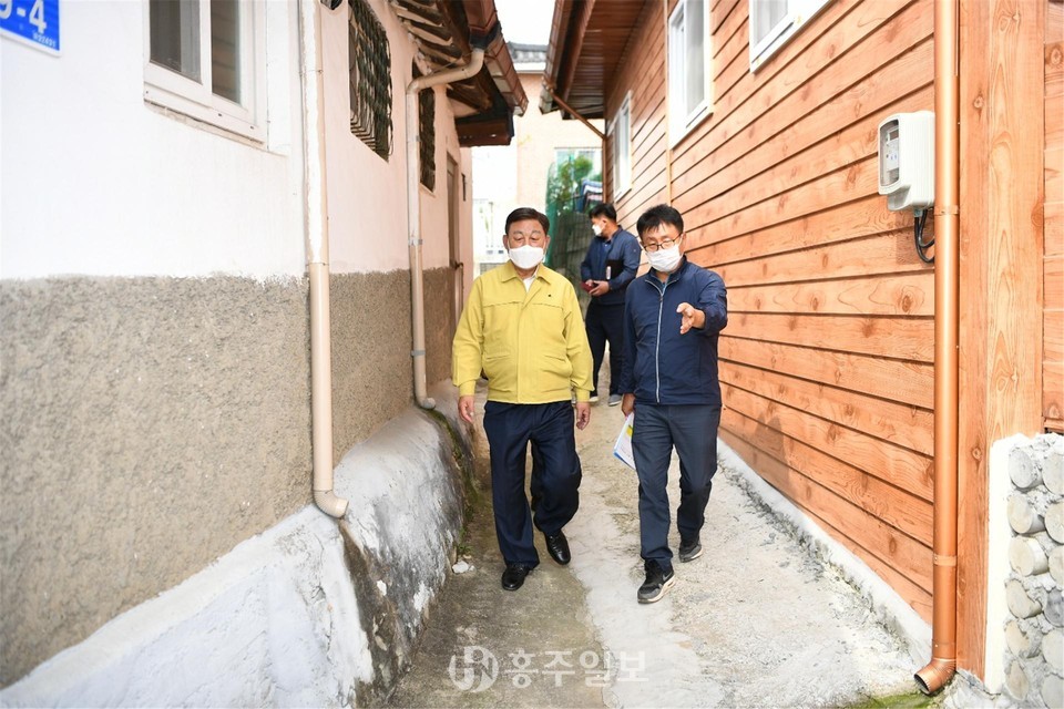 황선봉 군수가 골목길 정비사업 대상지를 점검하고 있다.