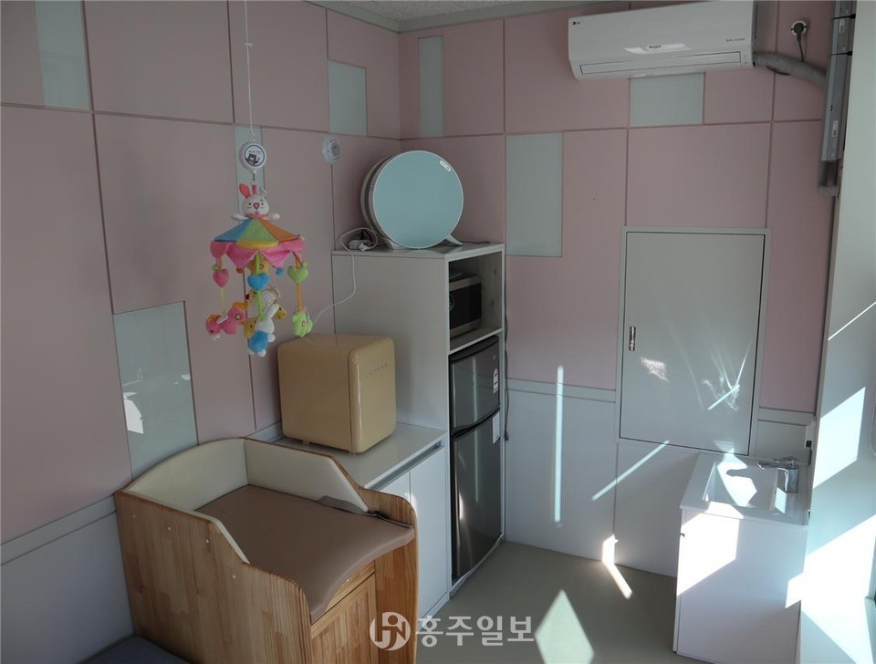 리모델링을 완료한 온누리예산놀이터 수유실.