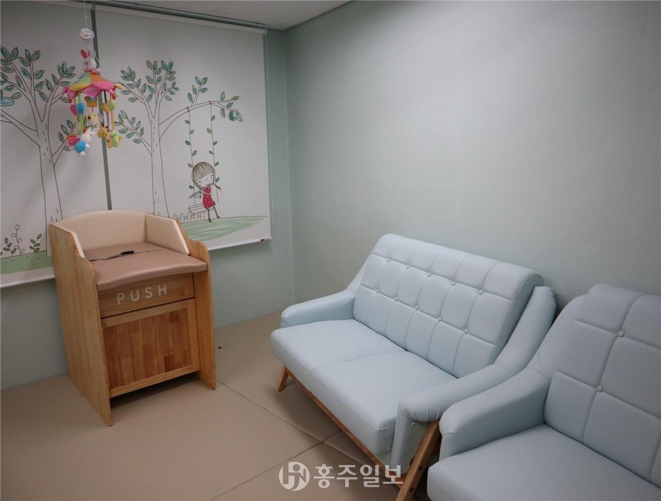 리모델링을 완료한 윤봉길체육관 수유실 모습.