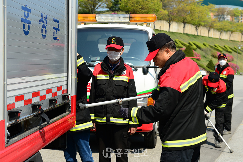 산불진화대가 시설정비를 하고 있다.