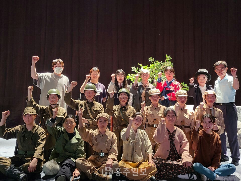 예화여자고등학교 ‘아부재기’동아리의 단체 사진.