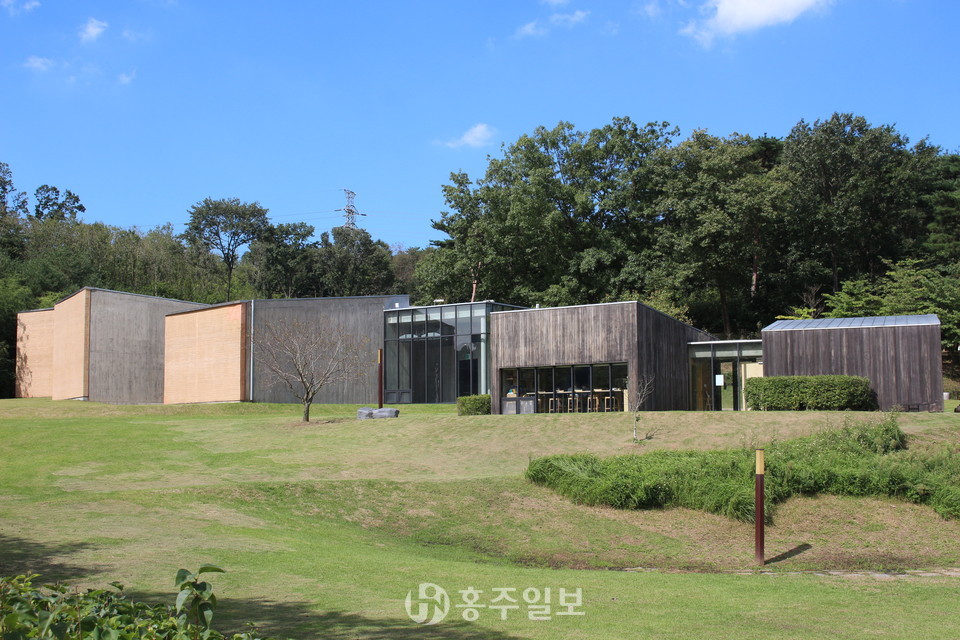 거리두기 단계가 완화되면서 재개장하게 되는 시설 중 하나인  이응노생가기념관.