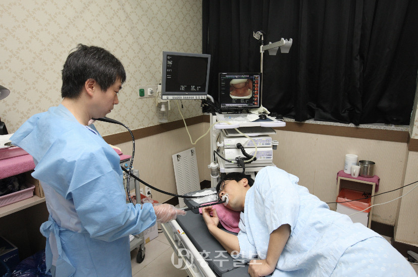 홍성의료원에서 실시하는 위내시경 검사.