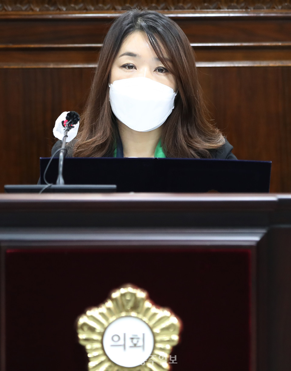 중·장년층을 대상으로 창업, 재취업, 사회공헌활동 지원 등의 사업을 전개하는 ‘인생 이모작센터의 설치와 운영을 건의하는 김기철 의원.