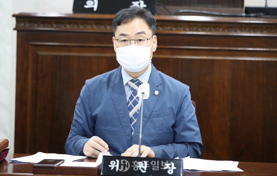 축산악취 저감을 위해 적극적인 노력을 기하길 당부하는 축산악취저감대책 특별위원회 문병오 위원장.