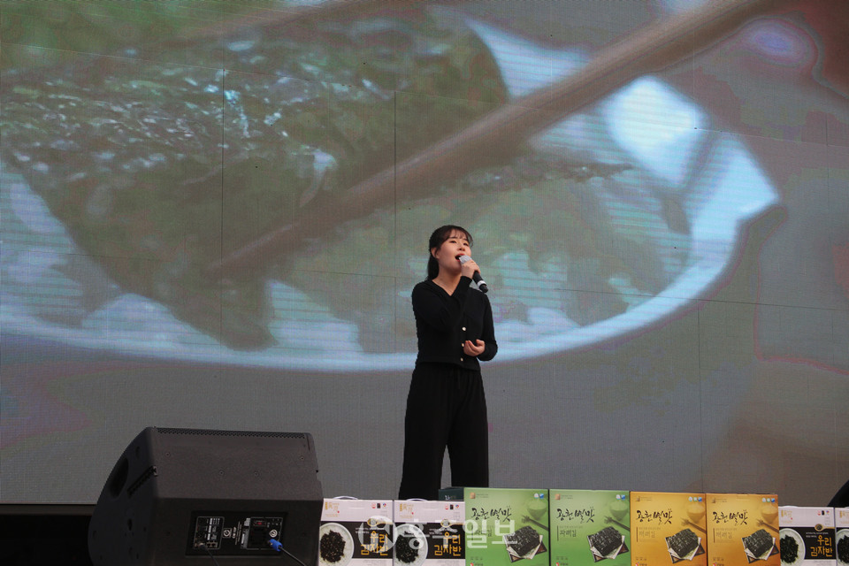 홍주고등학교 재학생 정예빈 양이 가수 정인의 ‘오르막길’을 부르고 있다.