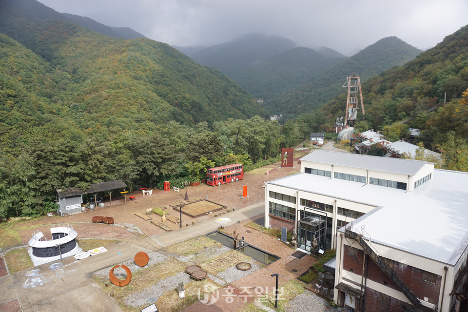 2001년 10월에 폐광된 옛 삼척탄좌 정암광업소를 재생한 ‘삼탄아트마인(대한민국 문화예술 광산 1호)’전경.