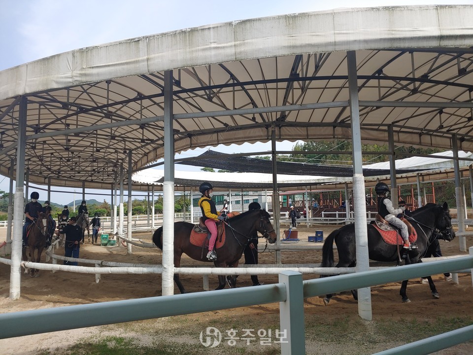 승마교육을 진행하고 있는 서부면 마을학교.