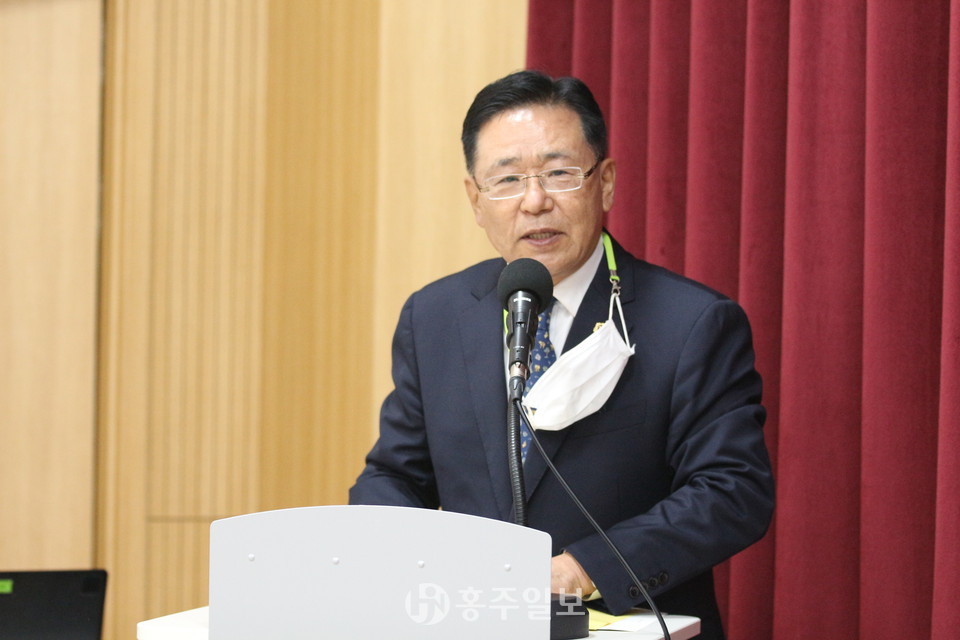 내포신도시에 대한 다양한 발전방향을 나누자는 내용의 인사말을 하고 있는 조승만 도의원.