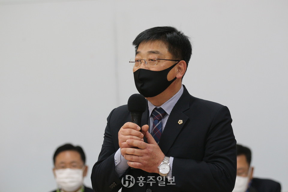 축사를 통해 '맨발의 투혼'을 보인 박세리 선수처럼 열정적인 토론을 통해 훌륭한 방안들을 도출해냈으면 한다고 말하고 있는 전익현 충남도의회 제1부의장.