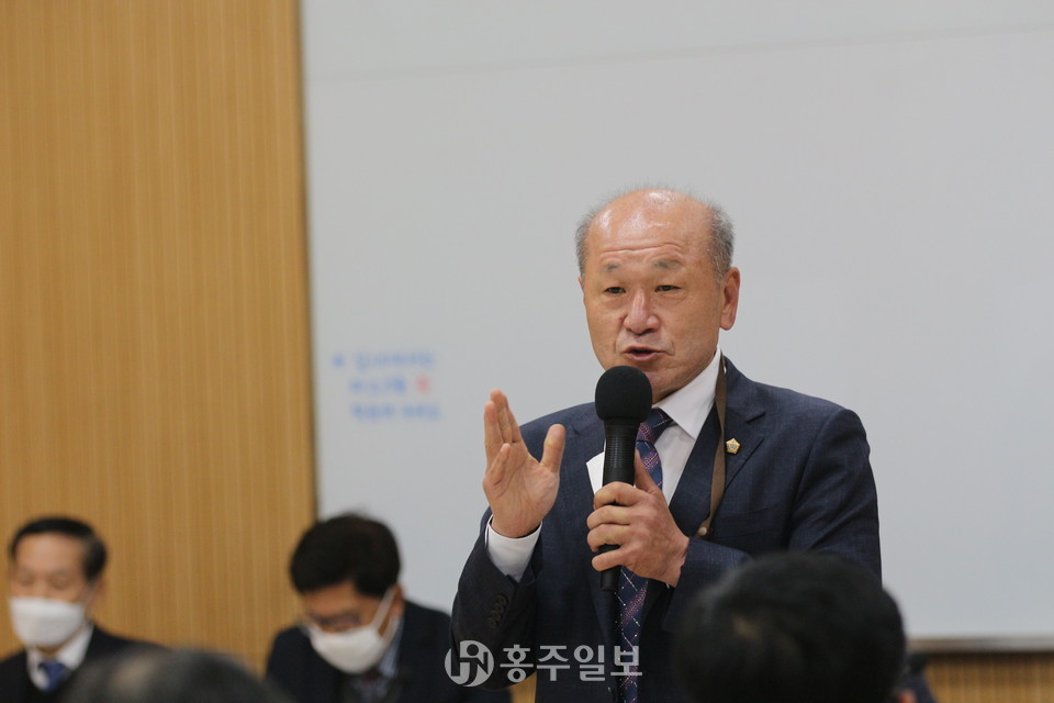 윤용관 의장이 중앙정부에도 연결될 수 있는 자치를 보여주는 토론회가 되자는 내용의 축사를 전하고 있다.