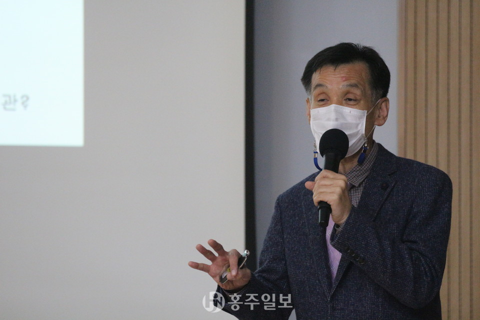 준비한 프레젠테이션 자료를 통한 주제발표를 하고 있는 청운대학교 송채규 교수.