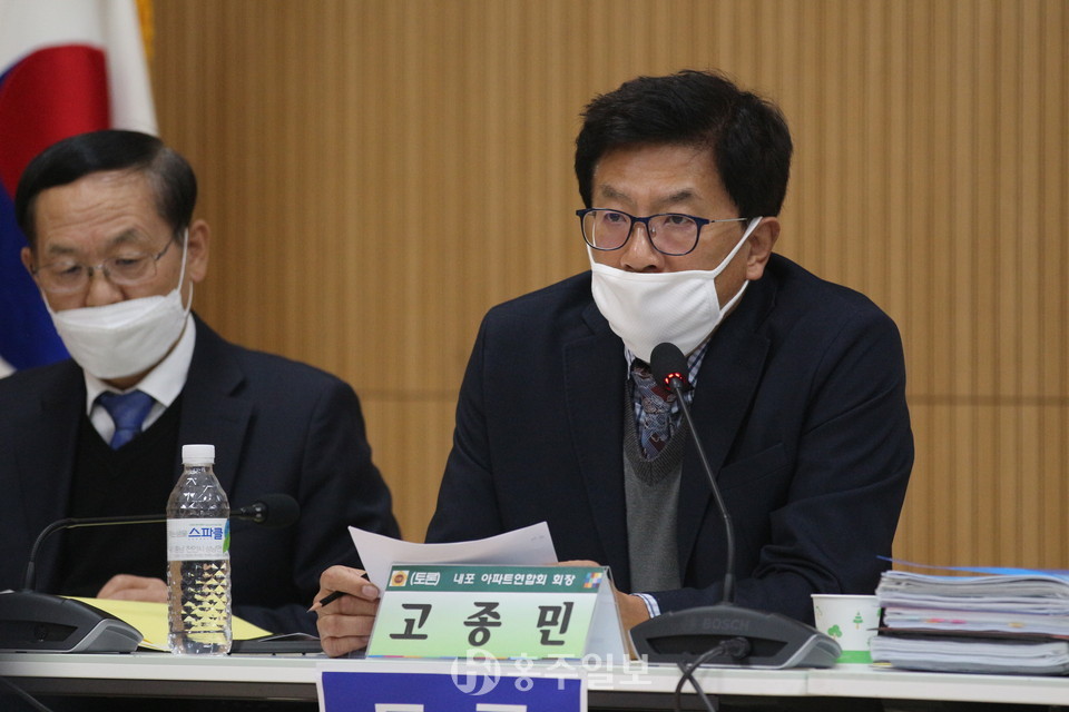 주민의 참여가 중요하다고 시사하는 내포아파트연합회 고종민 회장.